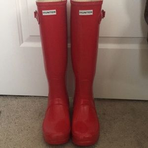 Size 39/8 glossy, red Hunters! Throwing in sponge!